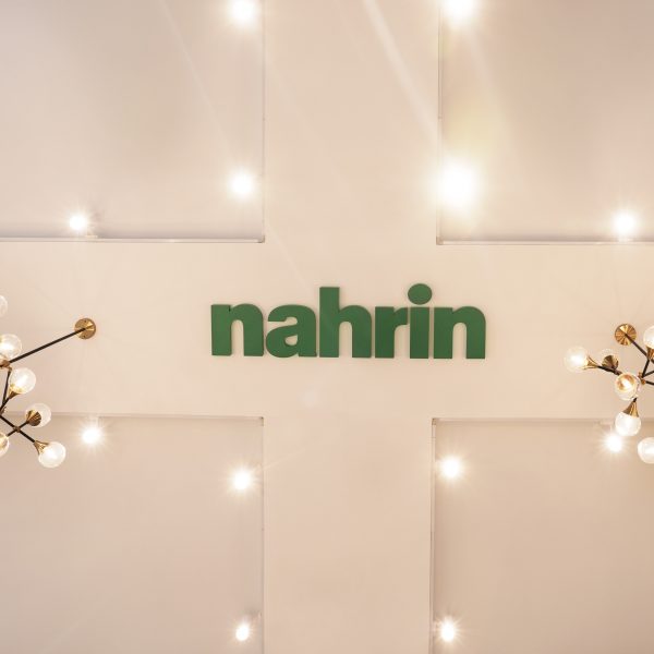 Открытие нового офиса Свисс Нарин СНГ: логотип Nahrin на стене офиса