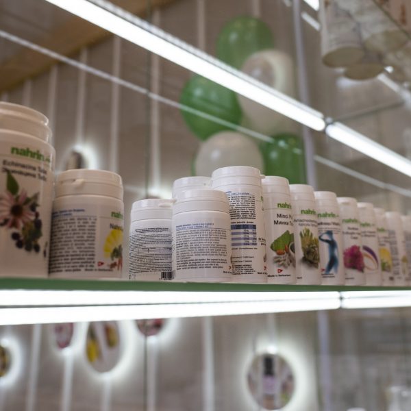 Открытие нового офиса Свисс Нарин СНГ: полки с косметикой и продуктами Nahrin
