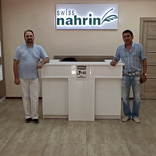 Мероприятие Свисс Нарин в Ташкенте 2021: участники у стойки Nahrin